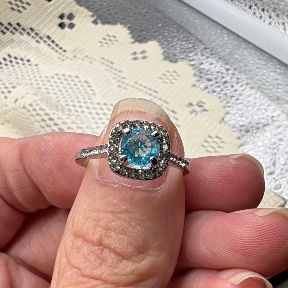 New Elegant Silver Ring with Captivating Blue Stone - Picture 4 of 8